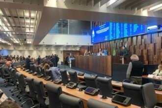 ALERJ EM CHAMAS: proposta de banheiros neutros com restrição de acesso provoca guerra e polarização