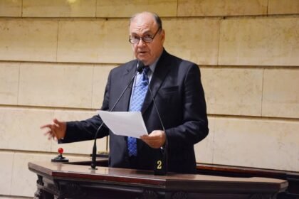 Câmara para e vira palco de louvação a César Maia, aos 81 anos