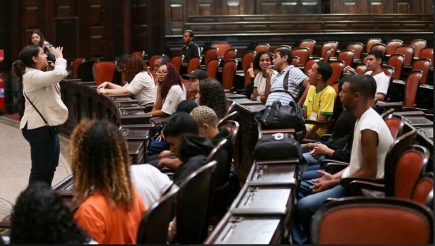 Cinema, história e casa cheia: Palácio Tiradentes vira set e sala de aula