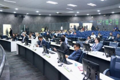 Teresina aprova projeto que barra mulheres trans em banheiros femininos