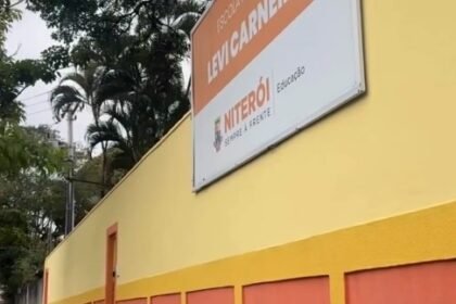 Escola de Niterói vira improviso: pais na portaria e autistas sem professores de apoio