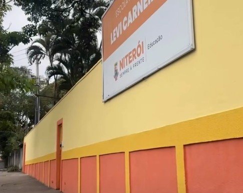 Escola de Niterói vira improviso: pais na portaria e autistas sem professores de apoio