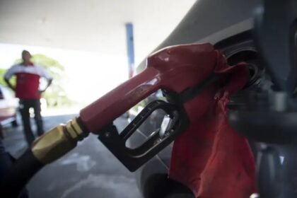 Gasolina mais barata? Câmara corre para votar corte de impostos antes do recesso