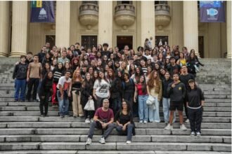 Palácio Tiradentes vira sala de aula e recebe 100 estudantes em imersão sobre história e política