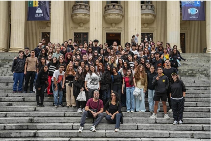 Palácio Tiradentes vira sala de aula e recebe 100 estudantes em imersão sobre história e política