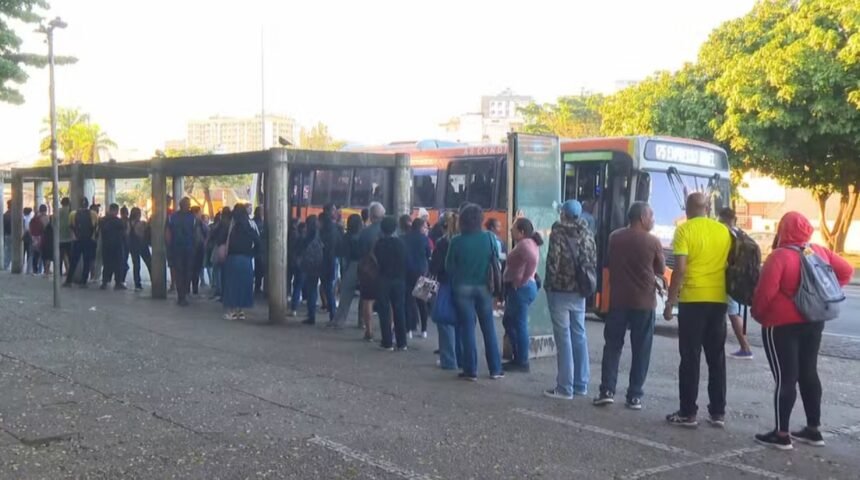 Rio para de novo: trabalhador fica a pé enquanto a crise do transporte vira rotina na capital