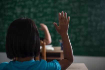 GUERRA NA SALA DE AULA: projeto libera pais para tirar filhos de aulas sobre identidade de gênero
