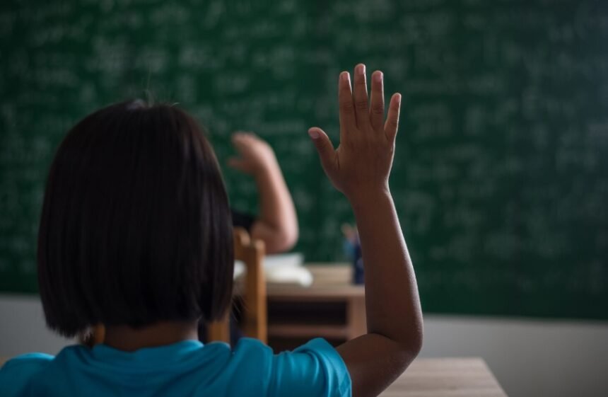 GUERRA NA SALA DE AULA: projeto libera pais para tirar filhos de aulas sobre identidade de gênero