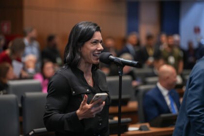 ÍNDIA ARMELAU DETONA GOVERNO: 'Nunca foi pelas minorias... sempre foi pelo bolso deles'