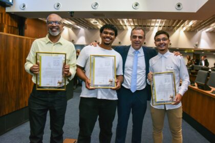Deputado Anderson Moraes entrega moções de congratulações a alunos e professor da FAETEC premiados internacionalmente