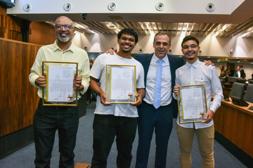 Deputado Anderson Moraes entrega moções de congratulações a alunos e professor da FAETEC premiados internacionalmente