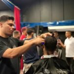 Tesoura, máquina e dinheiro: barbeiros lotam workshop em Meriti para aprender a faturar mais