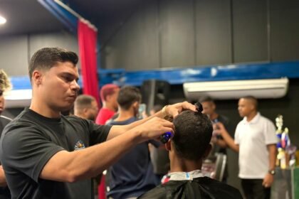 Tesoura, máquina e dinheiro: barbeiros lotam workshop em Meriti para aprender a faturar mais