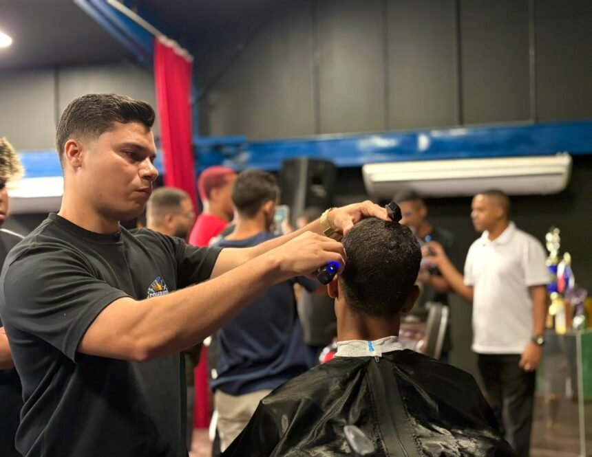 Tesoura, máquina e dinheiro: barbeiros lotam workshop em Meriti para aprender a faturar mais