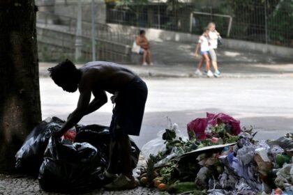 População em situação de rua no Largo do Machado, na zona sul da cidade do Rio de Janeiro / Foto: Tânia Rêgo (Agência Brasil)
