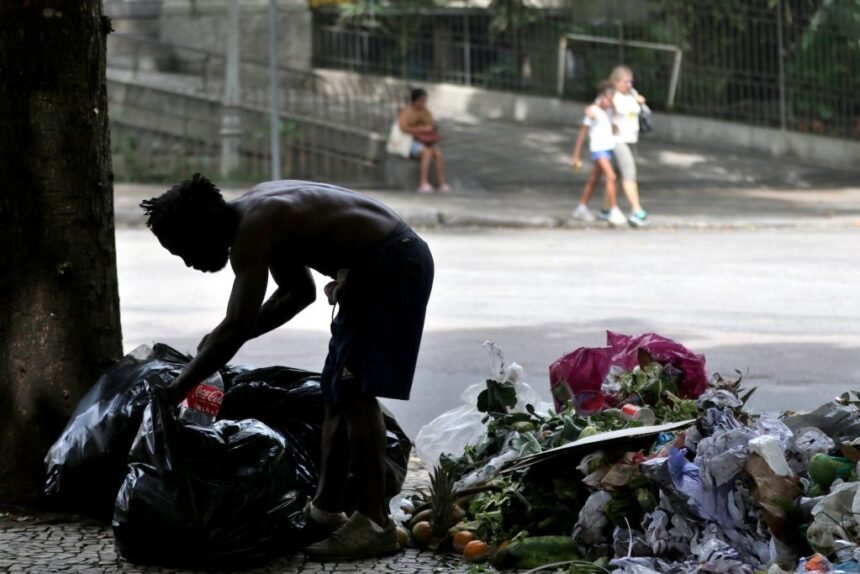 População em situação de rua no Largo do Machado, na zona sul da cidade do Rio de Janeiro / Foto: Tânia Rêgo (Agência Brasil)