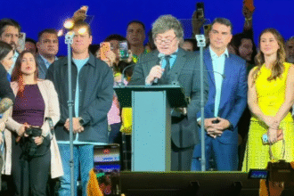 Flávio Bolsonaro é oficializado candidato à Presidência com vídeo de IA de Jair e apoio de Milei