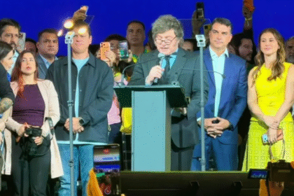 Flávio Bolsonaro é oficializado candidato à Presidência com vídeo de IA de Jair e apoio de Milei