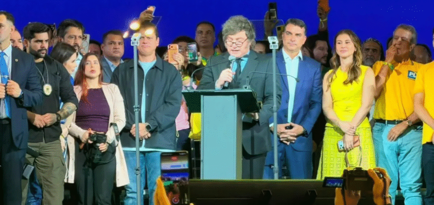 Flávio Bolsonaro é oficializado candidato à Presidência com vídeo de IA de Jair e apoio de Milei