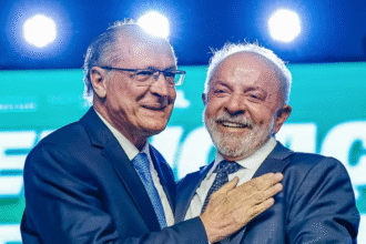 'Com o Alckmin eu durmo tranquilo: Lula exalta lealdade de antigo rival em convenção do PSB