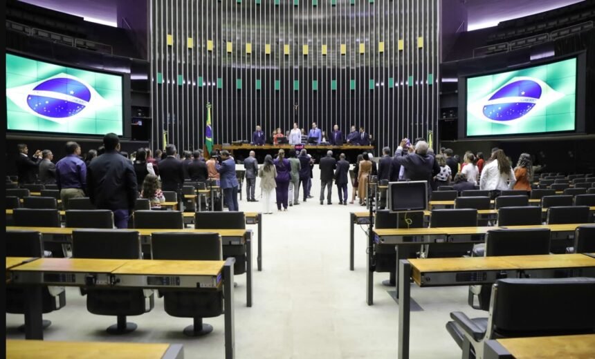 PT e União perdem cadeiras em Brasília; PL e Republicanos ganham reforço e disputa vai parar na Justiça