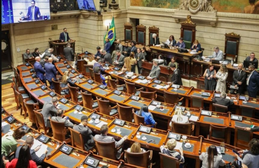 Câmara do Rio dispara nas redes, lidera ranking de produtividade e aprova 251 leis em seis meses