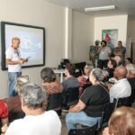Idosos aprendem Inteligência Artificial em Maricá e ganham autonomia no dia a dia