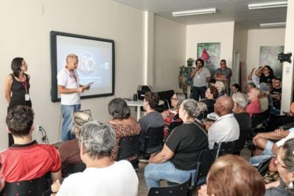 Idosos aprendem Inteligência Artificial em Maricá e ganham autonomia no dia a dia
