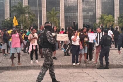 MP investiga, Câmara pressiona e ambulantes enfrentam Prefeitura: protesto termina com spray de pimenta no Rio