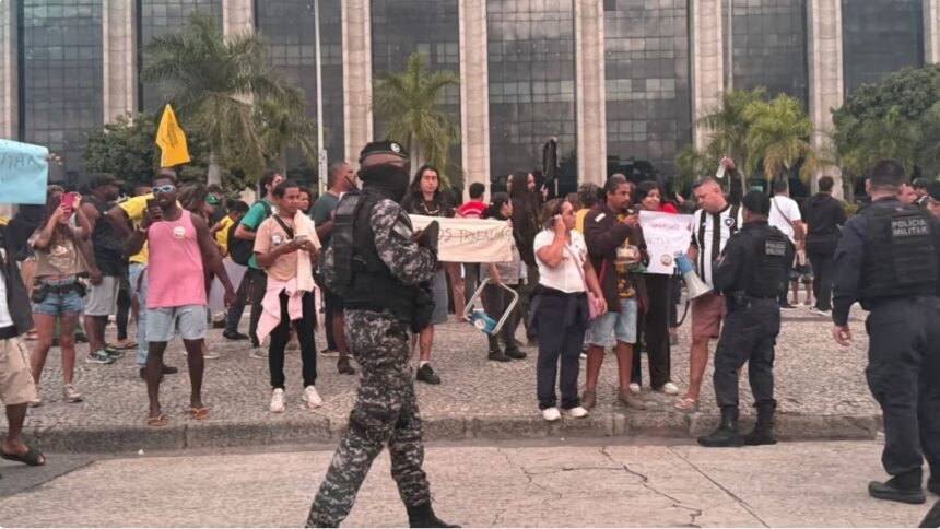 MP investiga, Câmara pressiona e ambulantes enfrentam Prefeitura: protesto termina com spray de pimenta no Rio