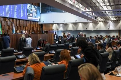 Após vetos, Alerj promulga leis que impactam transporte, servidores e incentivos fiscais