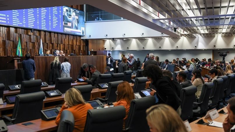 Após vetos, Alerj promulga leis que impactam transporte, servidores e incentivos fiscais