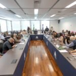 Tornozeleira rosa para agressores de mulheres avança na Alerj e vai ao plenário