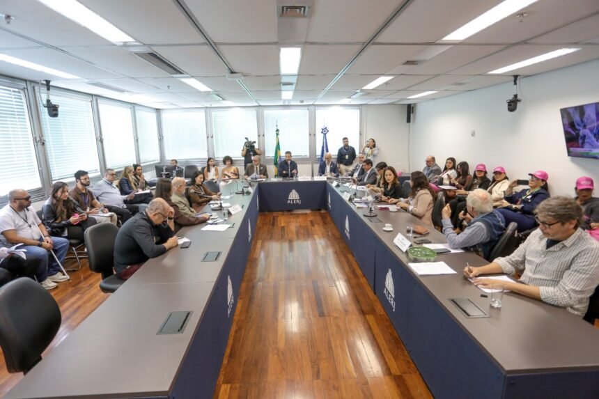 Tornozeleira rosa para agressores de mulheres avança na Alerj e vai ao plenário