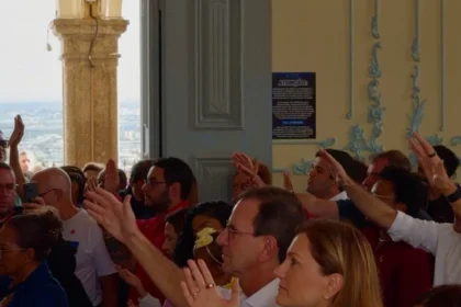 Paes começa campanha entre católicos e evangélicos e mira segurança no Rio