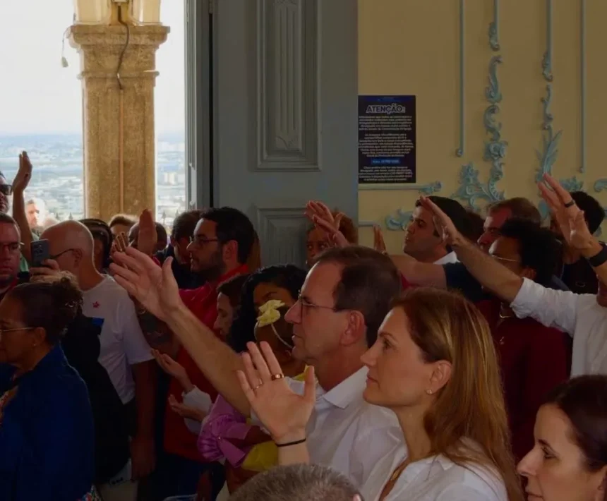 Paes começa campanha entre católicos e evangélicos e mira segurança no Rio