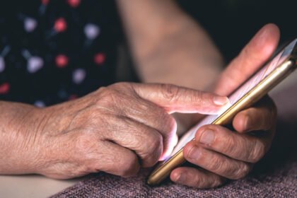 Idosa perde R$ 37 milhões em golpe no WhatsApp: celular  e IA viram armas contra a terceira idade