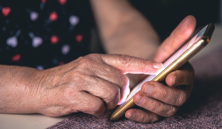 Idosa perde R$ 37 milhões em golpe no WhatsApp: celular  e IA viram armas contra a terceira idade