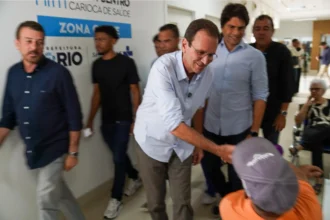Fila no SUS? Paes promete espalhar 'super centros' pelo Rio e acabar com viagem de paciente para a capital