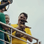 Cachorro adotado por Flávio Bolsonaro durante o lançamento de campanha foi resgatado em bairro perigoso com apoio da polícia