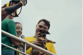 Cachorro adotado por Flávio Bolsonaro durante o lançamento de campanha foi resgatado em bairro perigoso com apoio da polícia