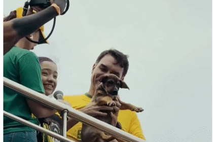 Cachorro adotado por Flávio Bolsonaro durante o lançamento de campanha foi resgatado em bairro perigoso com apoio da polícia