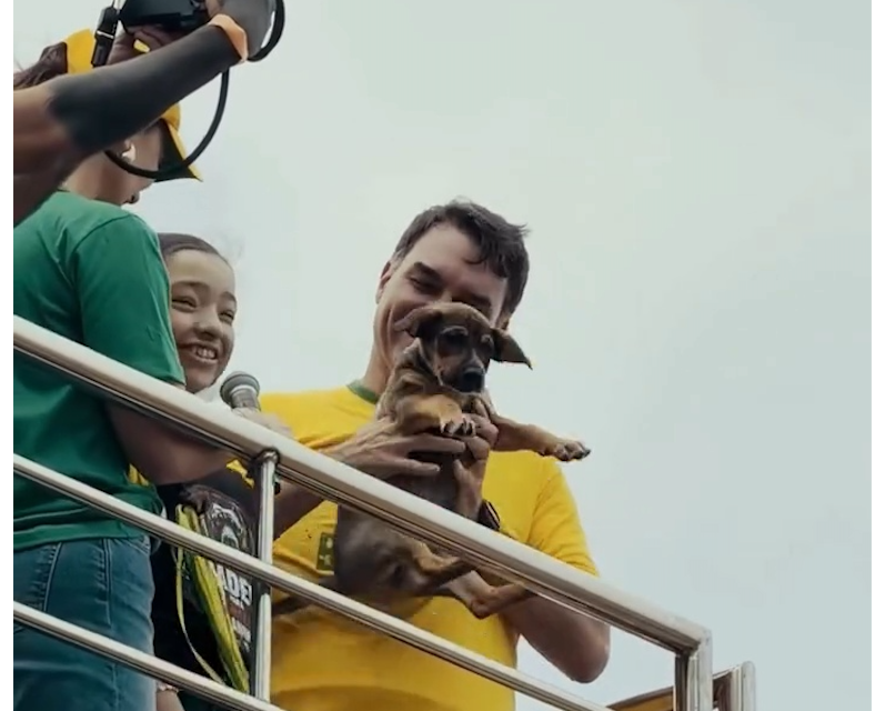 Cachorro adotado por Flávio Bolsonaro durante o lançamento de campanha foi resgatado em bairro perigoso com apoio da polícia