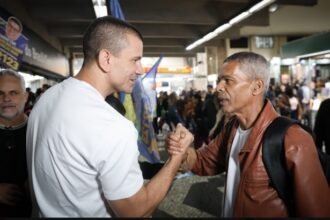 'Passagem cara é inaceitável': Douglas Ruas promete baixar tarifa do metrô e mira caos do transporte no Rio