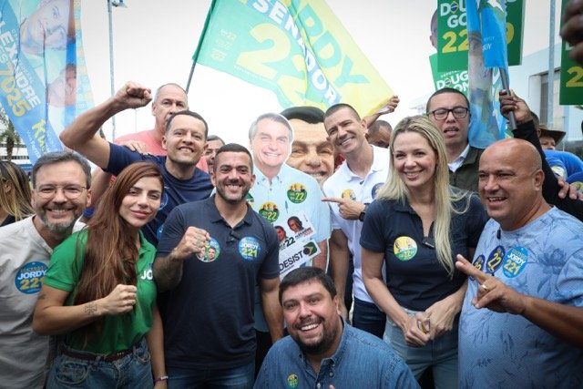 Menos burocracia, mais emprego: Douglas Ruas promete balcão único, crédito para mulheres e corte de gastos no RJ