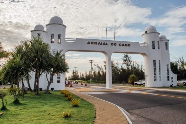 Concurso virou exceção? Em Arraial do Cabo, 3 em cada 4 vínculos da Prefeitura são temporários ou comissionados