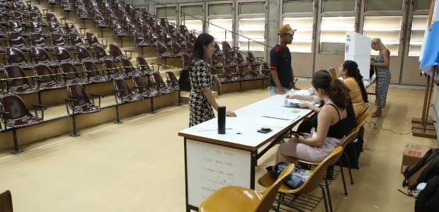 TRE-RJ troca 268 locais de votação, atinge 610 mil eleitores e tira urnas de áreas dominadas por facções, tráfico e milícias