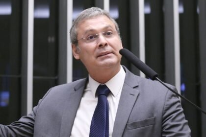 R$ 1,7 milhão no MST: Dino manda Lindbergh explicar emendas para cooperativas do Paraná