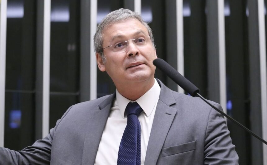 R$ 1,7 milhão no MST: Dino manda Lindbergh explicar emendas para cooperativas do Paraná