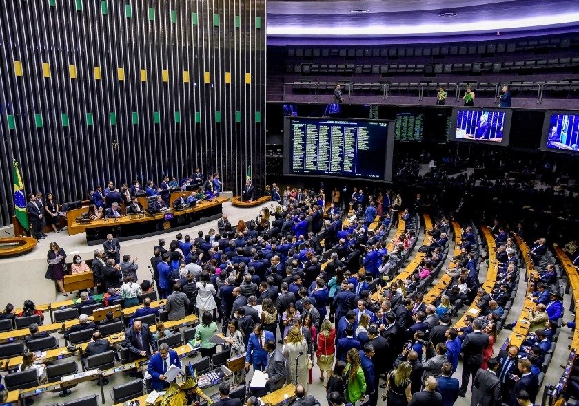 Câmara abre caminho para reduzir maioridade penal; PEC começa a ser discutida nesta quarta